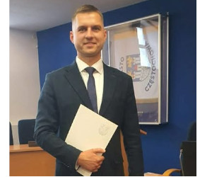 Czy radny Świerczyński jest niezrzeszony, by być niezależnym?